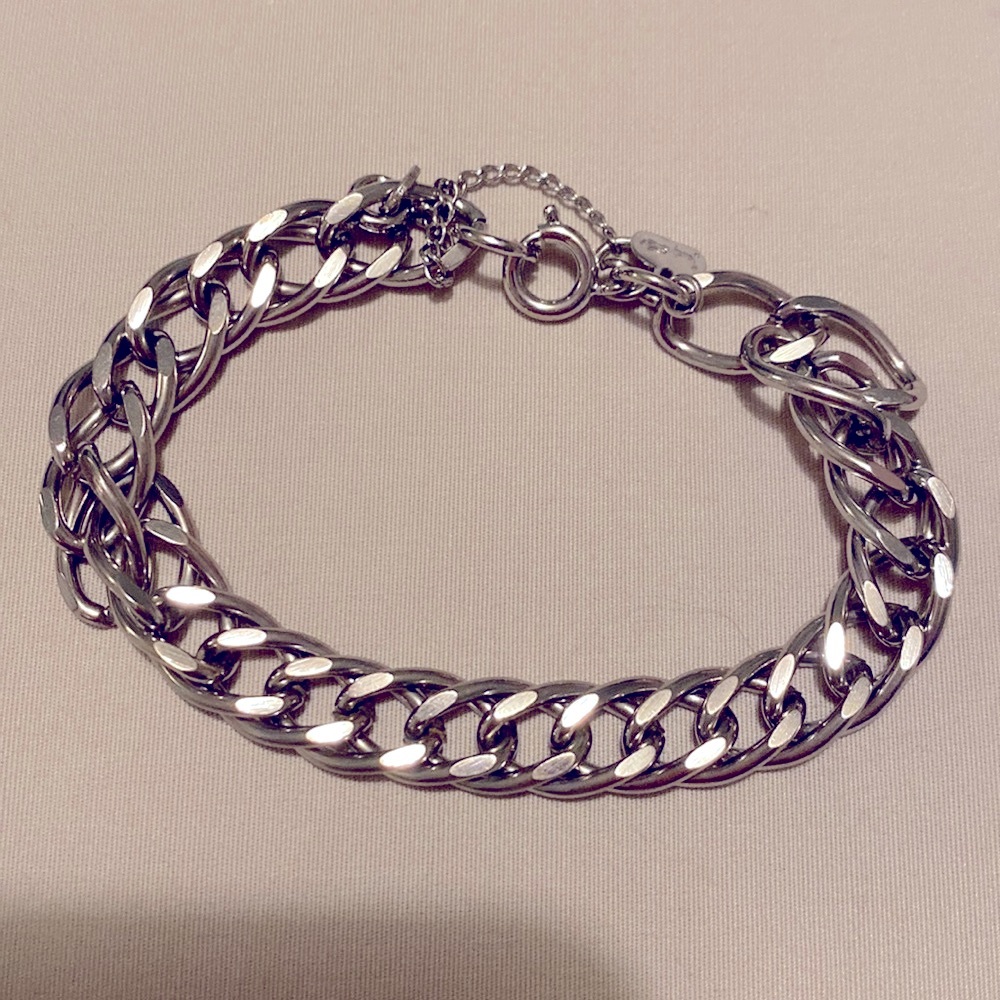Charm bracelet excellent quality.